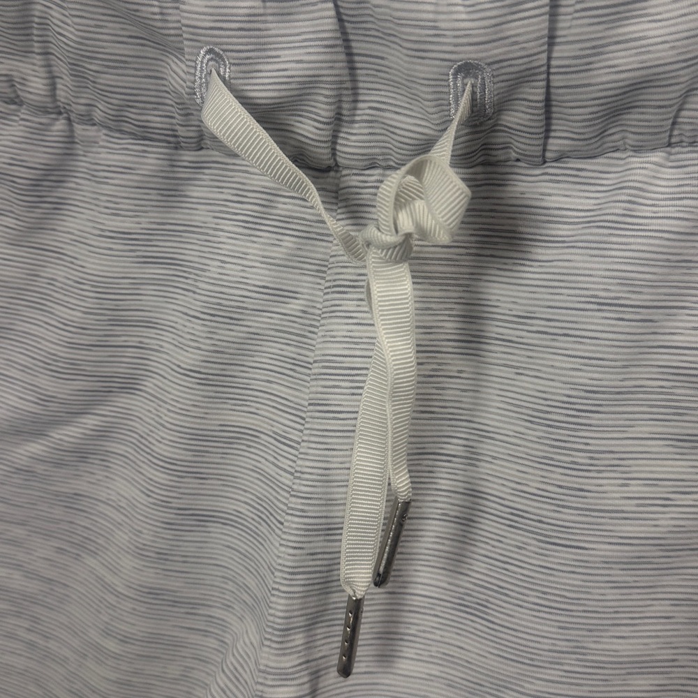 Lululemon Women’s On the Fly Shorts gray stripe size 8 - Picture 3 of 7